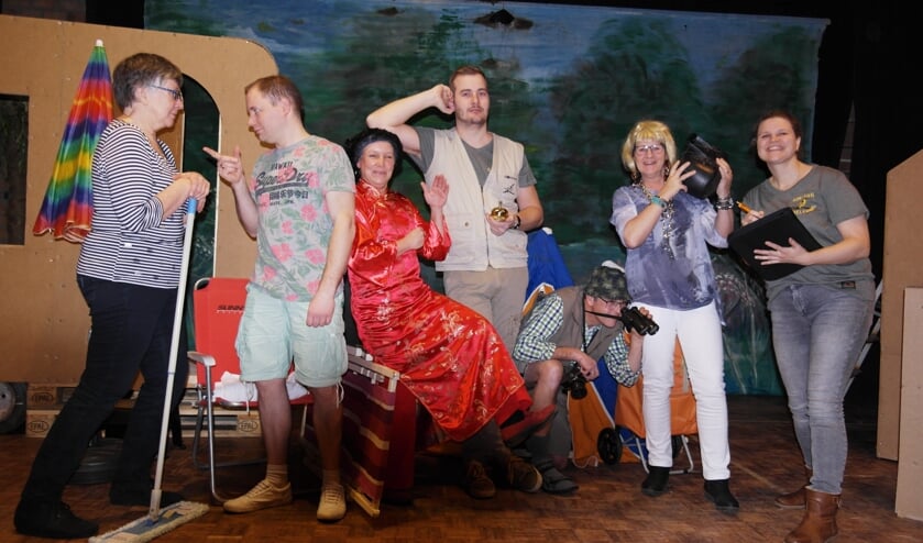 De toneelgroep van Ons Genoegen die 'Een rits te ver' speelt met v.l.n.r. Erwin Bannink, Jannie Dinkelman, Daniël ter Haar, Ans Dinkelman, Janet ter Haar, Frank Bannink en Caroline Breman. Foto: PR.