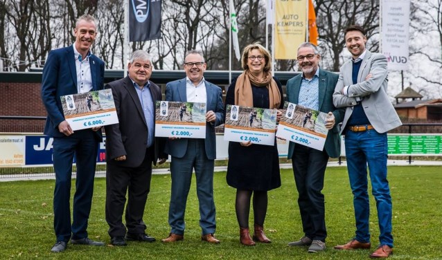 Wethouders van de vier gemeenten namen de cheques van de Kruisberg Trailrun in ontvangst. Foto: Edwin van de Graaf