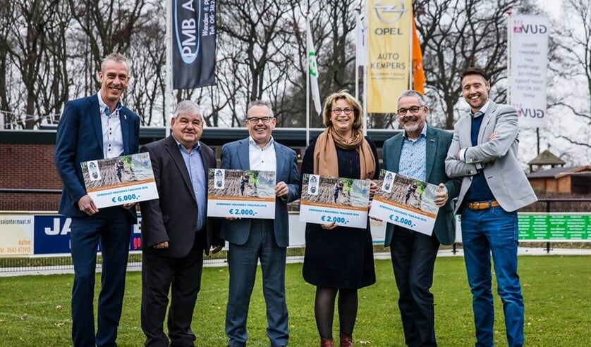Wethouders van de vier gemeenten namen de cheques van de Kruisberg Trailrun in ontvangst. Foto: Edwin van de Graaf
