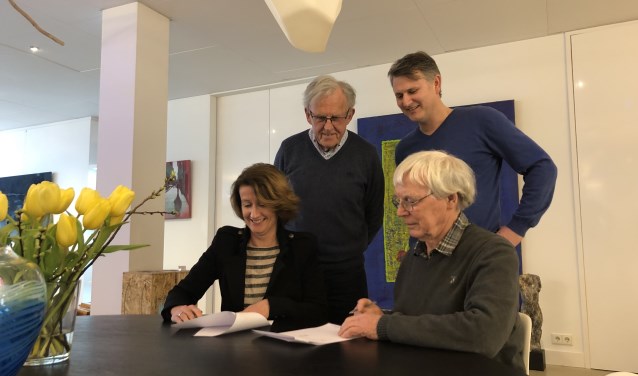 Ondertekening van het sponsorcontract door Ruud Kaper (stichting het Web) en Rianka Habraken (Kunst of Art). Daarachter staan Pim van Arkel (links) en Mike Hulshof (Kunst of Art). Foto: Petra Heusschen