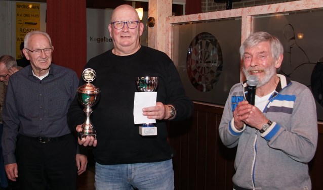 Winnaar Hans Schoppers, geflankeerd door de organisatoren. Foto: Frank Vinkenvleugel