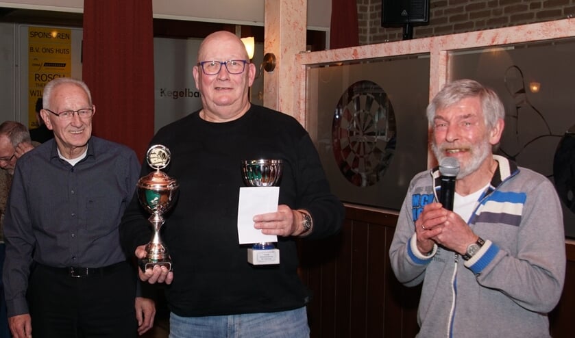 Winnaar Hans Schoppers, geflankeerd door de organisatoren. Foto: Frank Vinkenvleugel