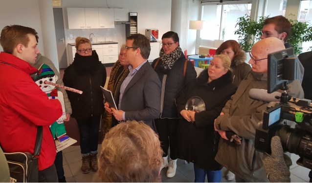 De huurders overhandigen samen met de SP het zwartboek en de 'Pinokkioprijs' aan Woonbedrijf Ieder1. Foto: PR