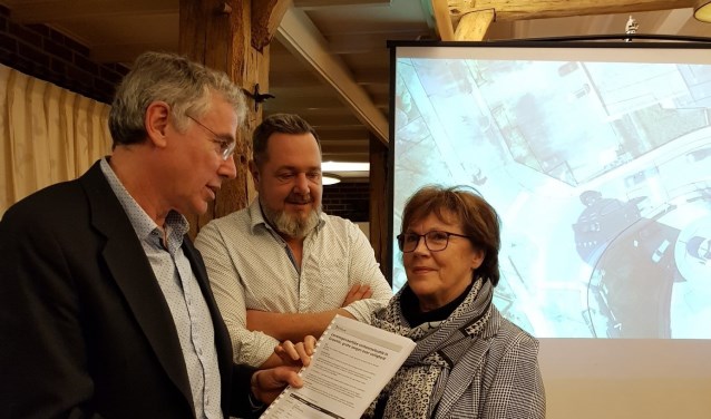 Het aanbieden van de petitie verkeersveiligheid Groenlo aan wethouder Karel Bonsen door Wilma van der Donk en Arjan Hagens (initiatiefnemers petitie). Foto: PR