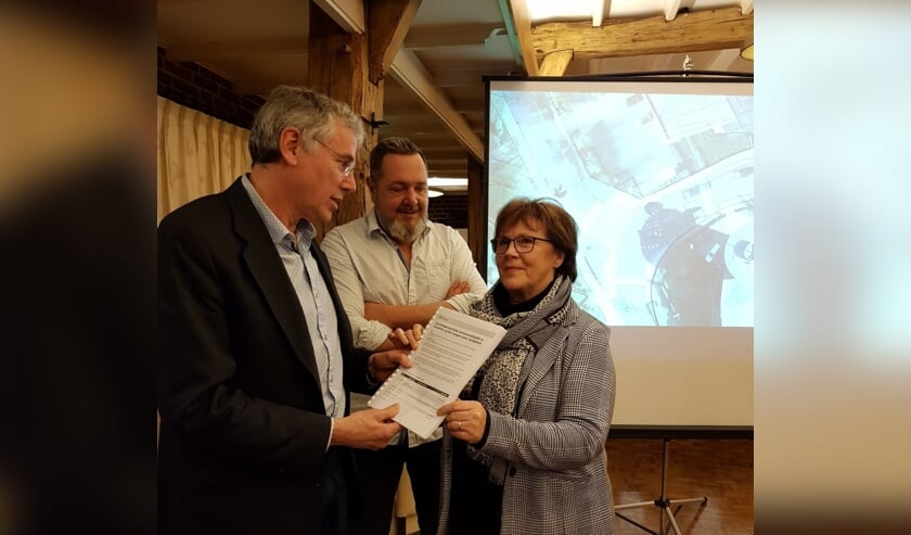 Het aanbieden van de petitie verkeersveiligheid Groenlo aan wethouder Karel Bonsen door Wilma van der Donk en Arjan Hagens (initiatiefnemers petitie). Foto: PR