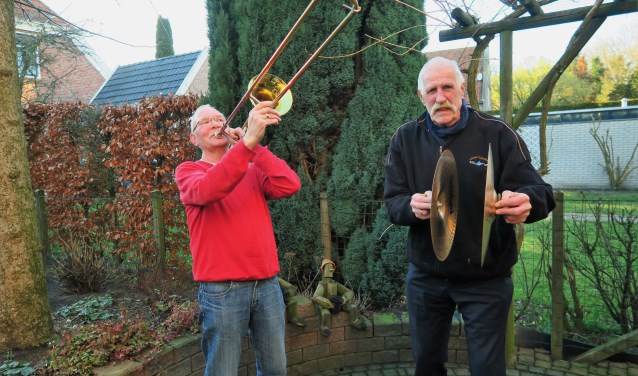 Toon ten Brincke (rechts) 50 jaar lid van De Knolle en Fons Walterbos (links) 48 jaar lid van De Knolle. Foto: Theo Huijskes