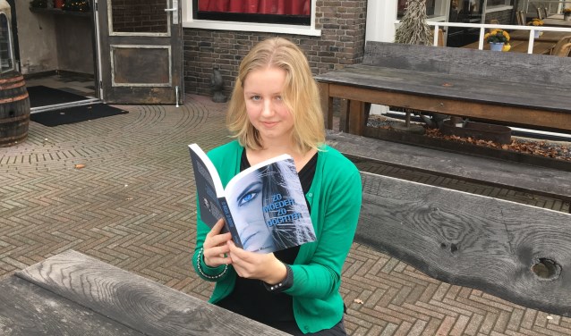 Sophie Hilhorst met haar nieuwste boek 'Zo moeder, zo dochter'. Foto: PR