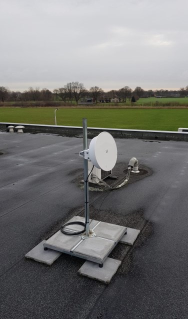 Op het dak van Auga is een antenne geplaatst zodat snel internet toch mogelijk is. Foto: Ton Fontijn