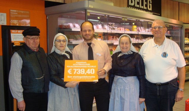 V.l.n.r.:Derk te Brinkhof, Dini te Brinkhof, Philip Tigrinate, Hermien Klein Kranenbarg en Ben Lodeweges met de waardecheque. Foto: PR.