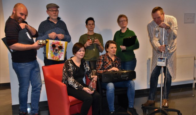 De spelers van Tubio leven zich in hun rol in: staand v.l.n.r.: Roy Mennink als verpleger Bob, Henk Holterman als patiënt Edwin, Mirjam Poorterman als Petronella de non, Yvonne Hoekstra als verpleegster Miep en Fons Jansen als patiënt Chris en zittend: Yvonne Krikke als verpleegster Gerda en Miranda Franck als patiënt. Foto: PR