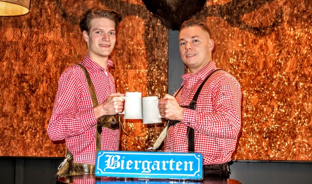 Medewerkers Jim en Tom van café De Jongens zijn al helemaal klaar voor de après ski-party. Foto: Luuk Stam