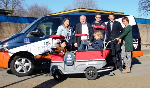 Op de foto vlnr: Lidy ten Dolle, Berry Nales, Gijs Konink, Martijn Mateman en Heidi Brouwer met 2 kindjes in de nieuwe wandelwagen. Foto: Annekée Cuppers