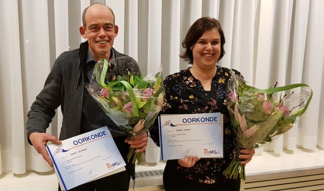 De jubilarissen van SBOG: Sandra Verheij (25 jaar) en Casper Veldkamp (40) werden gehuldigd. Foto: Wim Papperse
