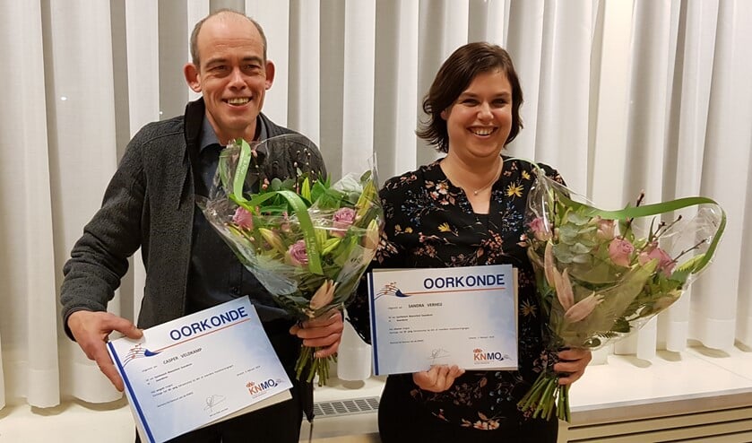 De jubilarissen van SBOG: Sandra Verheij (25 jaar) en Casper Veldkamp (40) werden gehuldigd. Foto: Wim Papperse