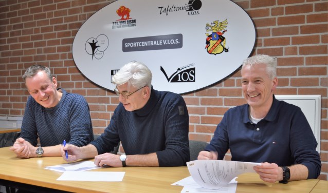De contracten met het trainersduo worden ondertekend. Foto: PR
