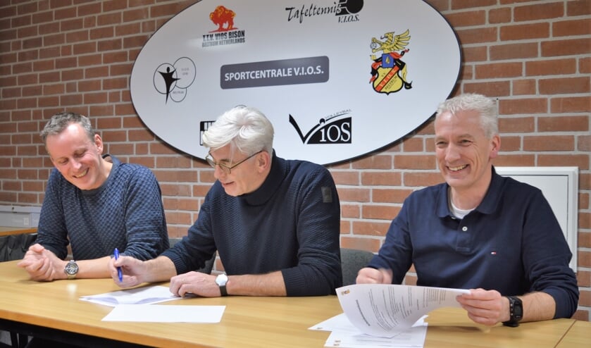 De contracten met het trainersduo worden ondertekend. Foto: PR
