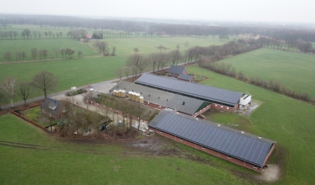 De boerderij, waarvan de daken een flink aantal zonnepanelen hebben gekregen. Foto: PR
