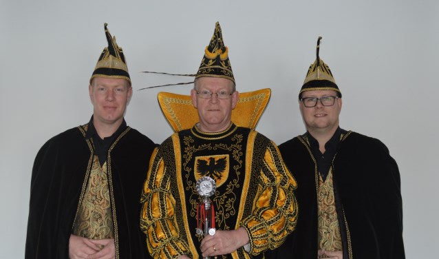 Prins Bennie de Eerste met adjudanten Toon en John 'donderen deur'. Foto: PR