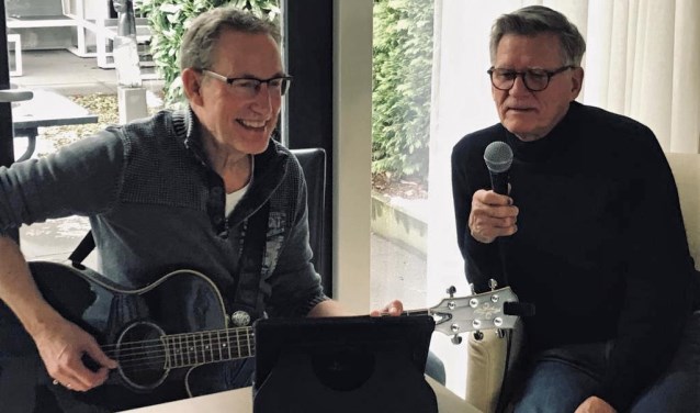 Theo Brinke (links) en Henny Oosterholt treden ook vaak op in zorgcentra. Foto: PR