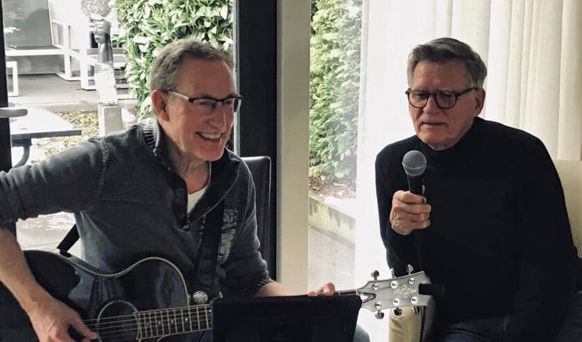 Theo Brinke (links) en Henny Oosterholt treden ook vaak op in zorgcentra. Foto: PR