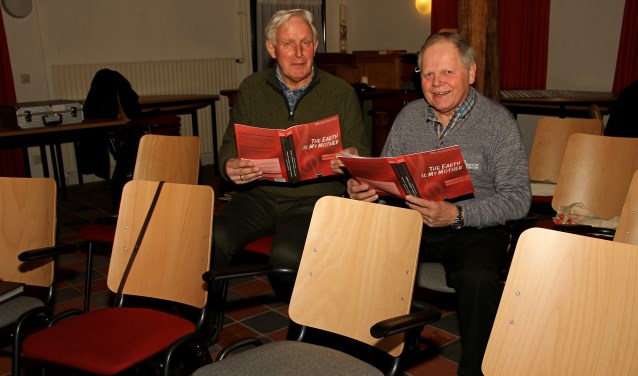 Gerrit Wunderink (l.) en Dick te Hennepe willen graag hulp van andere tenoren. Foto: Liesbeth Spaansen