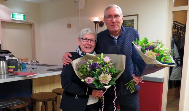Aftredende bestuursleden Marijke Hilderink en Leo Rabelink. Foto: Fons Stapelbroek