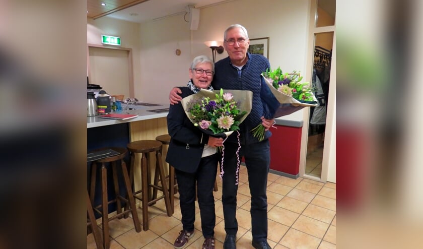 Aftredende bestuursleden Marijke Hilderink en Leo Rabelink. Foto: Fons Stapelbroek