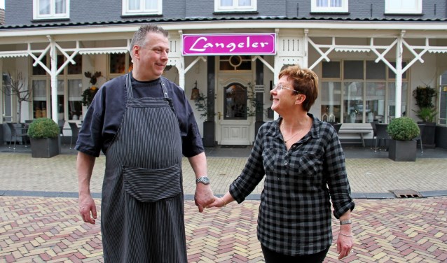 Hans en José Langeler dragen het familiebedrijf in Hengelo over en gaan samen genieten. Foto: Liesbeth Spaansen