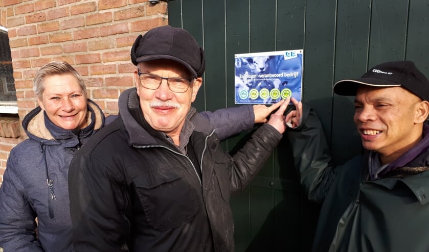 Medewerkers : Ilona Mateman, Bert Tenkink en Subandy Wassink zijn maar wat trots op het opnieuw behaalde keurmerk. Foto: PR
