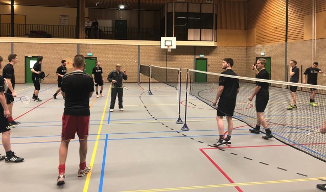 Vorden 1 maakt kennis met badminton. Foto: PR