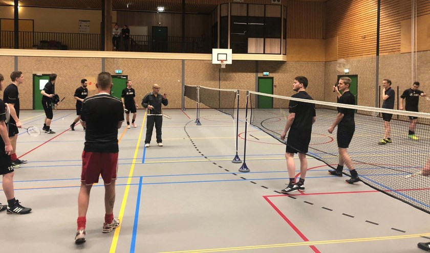 Vorden 1 maakt kennis met badminton. Foto: PR
