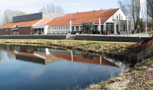 Zonnepanelen op het dak van het gymlokaal en op de schuine daken van 't Grachthuys. Foto: Bernhard Harfsterkamp
