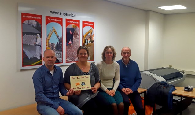 Uitreiking van een cheque met Richard Enzerink, Ester Bloemendaal-Lubbers, Sindy Davidse-Lubbers en Henk Lubbers. Foto: Gerrit Meenink