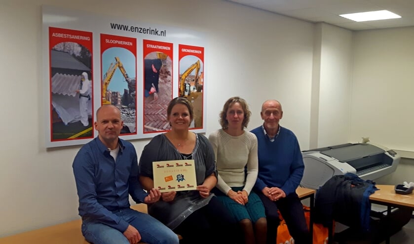 Uitreiking van een cheque met Richard Enzerink, Ester Bloemendaal-Lubbers, Sindy Davidse-Lubbers en Henk Lubbers. Foto: Gerrit Meenink