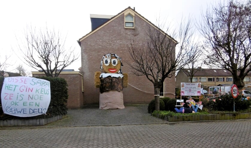 Anita Geurts werd geëerd met spandoeken, poppen en een stropop. Foto: PR