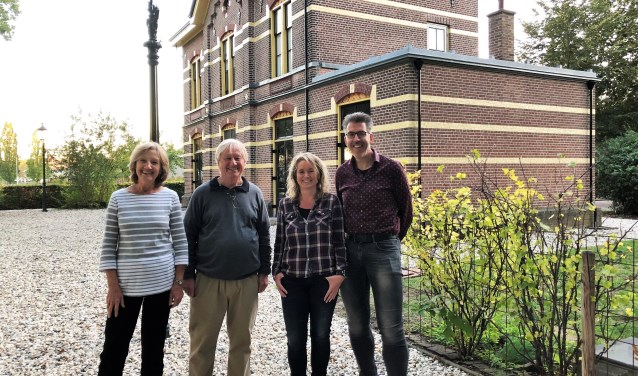 Oktober 2018. Vlnr: Christine (Ineke) Horn-Pollman, Reinhard Pollmann, Angela Roerdink en Ronald Wopereis voor het Grolse stationsgebouw anno 2019. Foto: PR