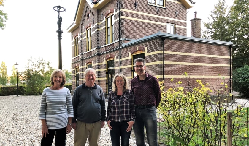 Oktober 2018. Vlnr: Christine (Ineke) Horn-Pollman, Reinhard Pollmann, Angela Roerdink en Ronald Wopereis voor het Grolse stationsgebouw anno 2019. Foto: PR