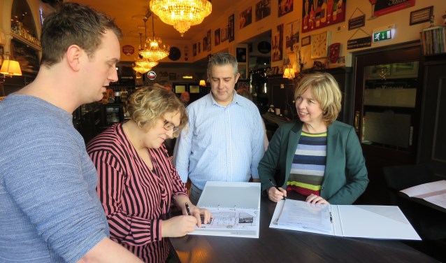 Christie Hendrixen tekent de overeenkomst, terwijl Rick Hendrixen, Nard Everdij en wethouder Ingrid Lambregts (vlnr) toekijken. Foto: Bert Vinkenborg