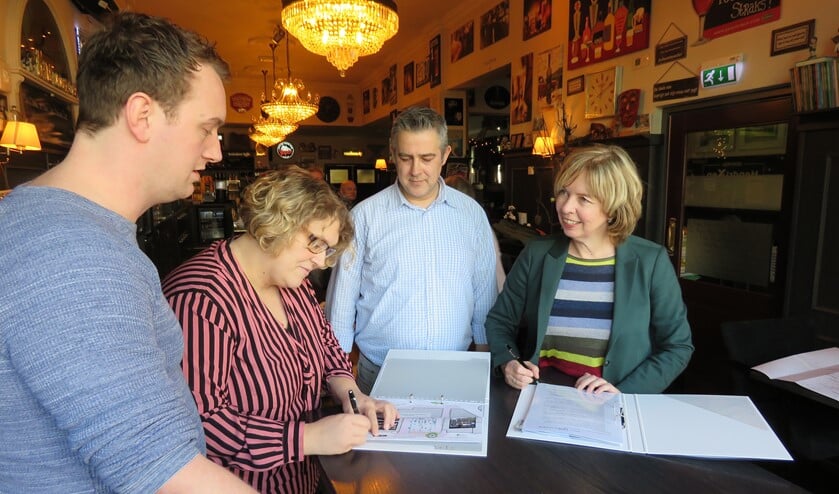 Christie Hendrixen tekent de overeenkomst, terwijl Rick Hendrixen, Nard Everdij en wethouder Ingrid Lambregts (vlnr) toekijken. Foto: Bert Vinkenborg