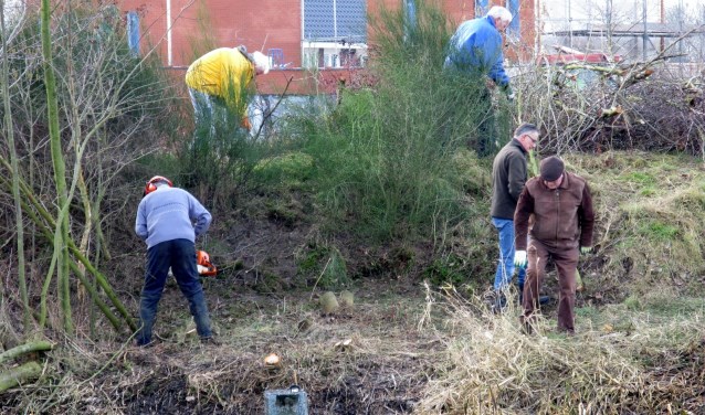 Samen aan de slag langs de oevers van de Berkel. Foto: Rob Stevens