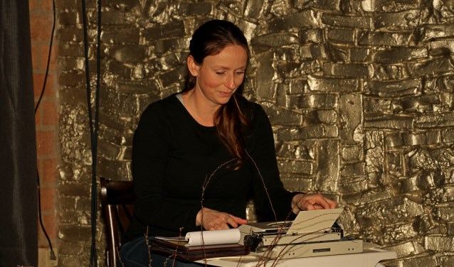 Eva Schuurman tikte ter plekke gedichtjes op haar typemachientje. Foto: Liesbeth Spaansen