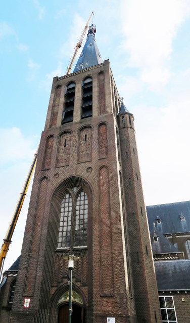De imposante torenspits van de R.K. Calixtusbasiliek wordt voorzien van nieuwe kruisverlichting. Foto: Theo Huijskes
