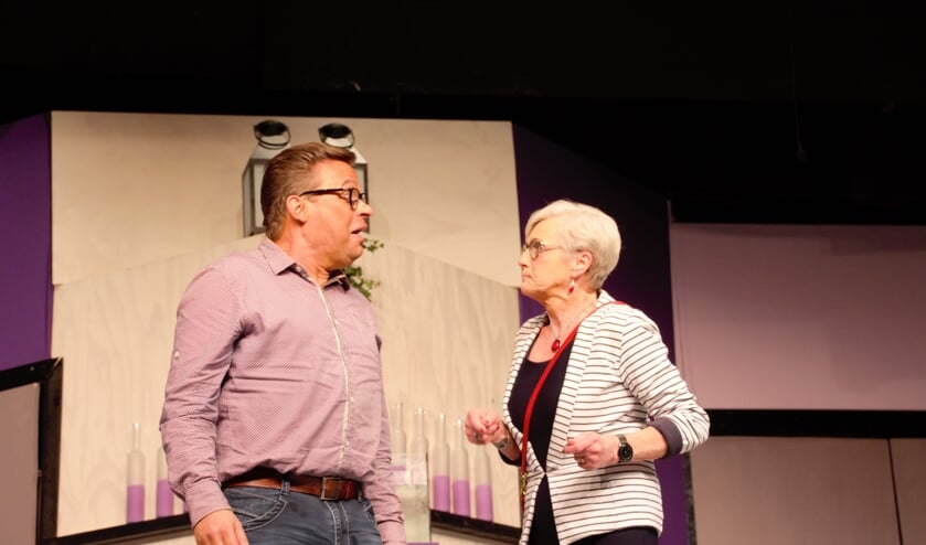 Alessia van Vleutekom (Anny van der Pennen) geeft zoonlief Harmen (Jos Doppen) er flink van langs. Foto: Annekée Cuppers