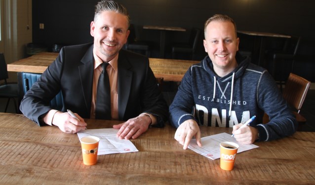 Nick Veldhuis, filiaalmanager Coöp Borculo (links) en Jeroen ten Bras, voorzitter sponsorcommissie vv Reünie. Foto: PR