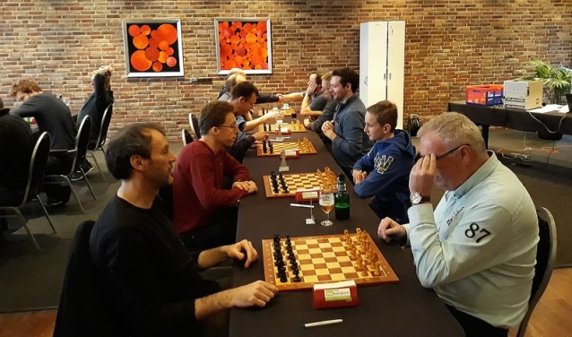 De deelnemers wachten op het startsignaal. Foto: Ruud Goossens