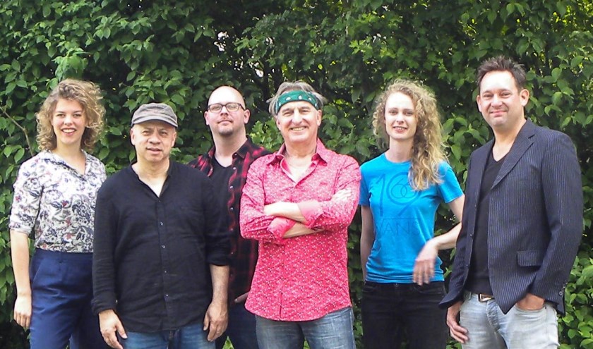 Jan Ottink met zijn band. Foto: PR