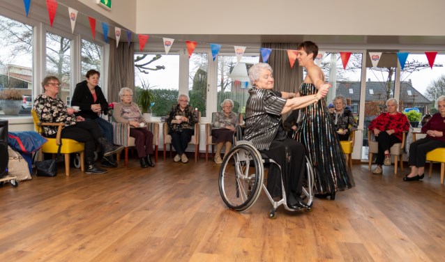 Karin Terbonssen met haar moeder. Foto: Rob Wanrooij