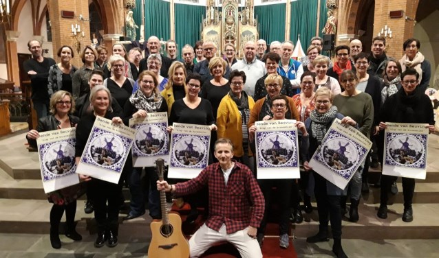Ernest Beuving met achter hem de leden van Vocales tijdens de repetitie in de Groenlose Calixtusbasiliek. Foto: PR