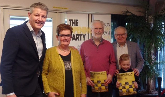 Jan Lindenschot en Julian de Vries met de eerste exemplaren van het ‘Voetbalplaatjesjubileumalbum’ geflankeerd door voorzitter Marc van der Lindenvan VV Vorden (l) en Yvonne en Wilbert Grotenhuys. Foto: Jan Hendriksen.