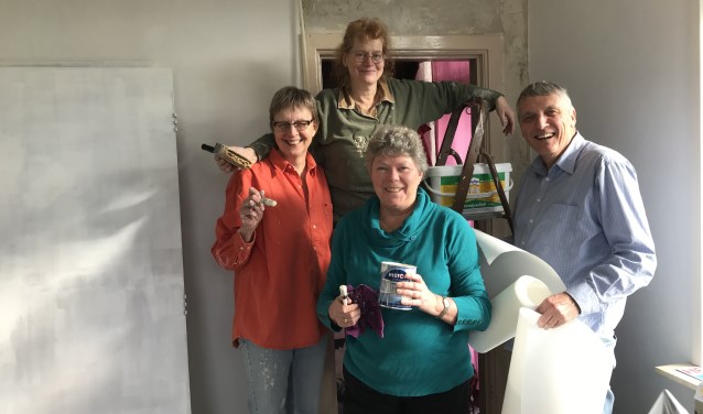 Vrijwilligers geven woonkamer metamorfose. Foto: PR